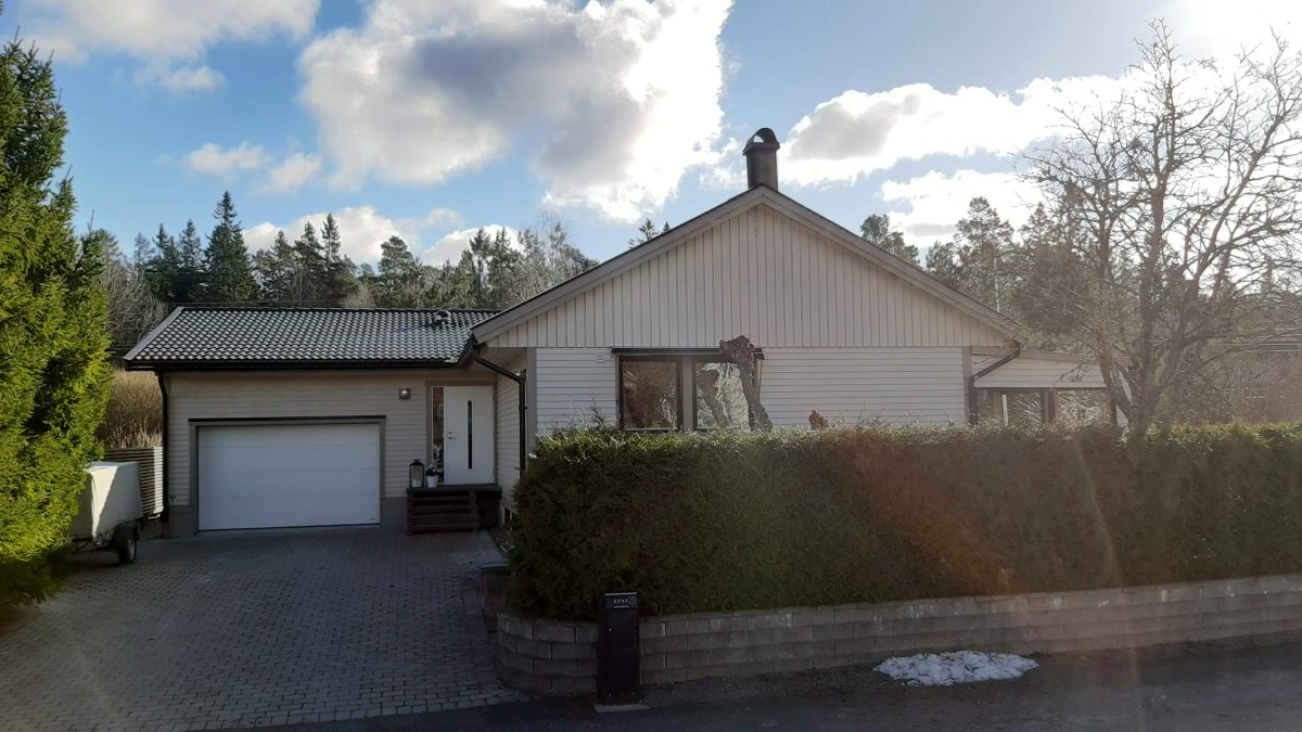 Mur och garageuppfart i marksten